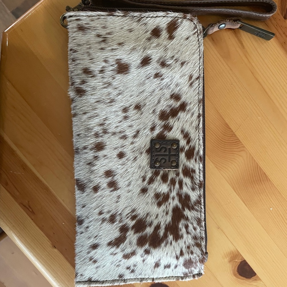 NWOT STS Ranchwear Cowhide Bifold Wallet Clutch.